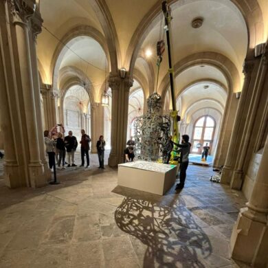 Unic Rentals subministra l’equip per col·locar l’escultura ‘Arrels’ a la Universitat de Barcelona