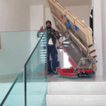 alquiler-robots-cristaleros-sube-escaleras