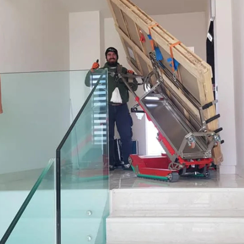 alquiler-robots-cristaleros-sube-escaleras