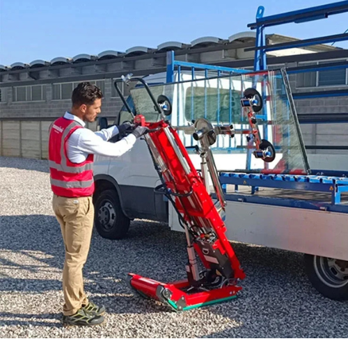 Alquilar-robot-cristalero-sube-escaleras